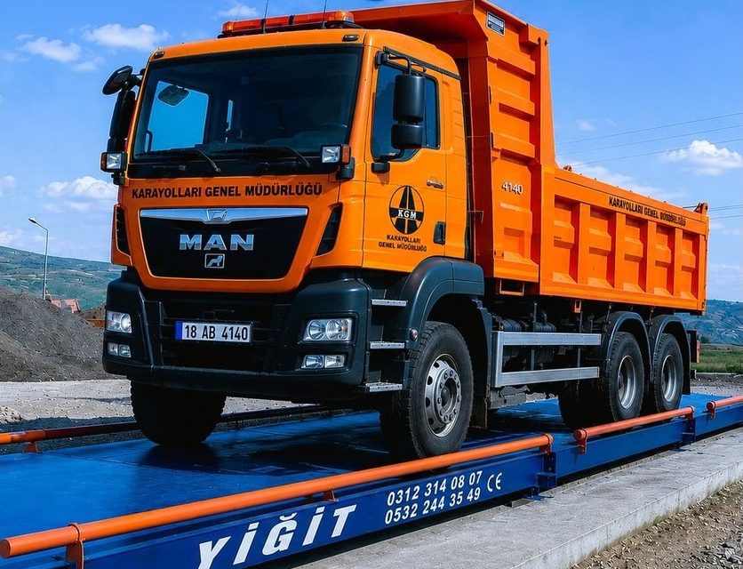 Yiğit Kantar elektronik tır kantarı üzerinde tartılan turuncu kamyon
